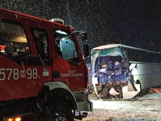 Czołowe zderzenie autobusu szkolnego i ciężarówki