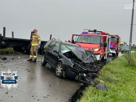 Czołowe zderzenie z ciężarówką - 5 osób rannych