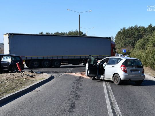 Czołówka z tirem w Mławie, trzy osoby w szpitalu