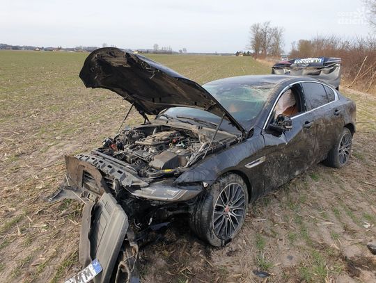 Dachował Jaguarem, za kierownicą 22-latek z powiatu ciechanowskiego