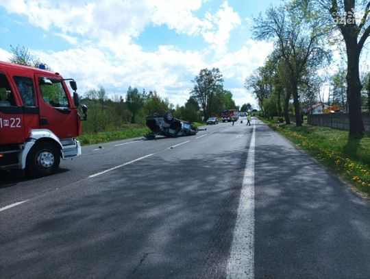 Dachowanie na siódemce. Kompletnie pijany kierowca wypadł z samochodu