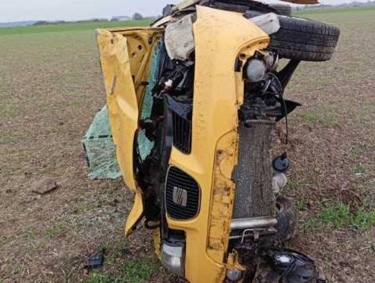 Dachowanie pod Ciechanowem. Kobieta trafiła do szpitala