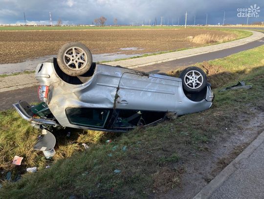 Dachowanie w Chrzanówku. Kierowca trafił do szpitala