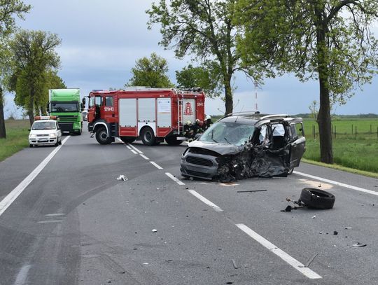 Dalnia. Osobówka zderzyła się z tirem, w aucie rodzina z dziećmi (zdjęcia)