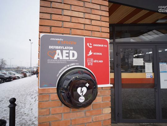 Defibrylatory uratują życie w Ciechanowie, są dostępne w pięciu punktach miasta