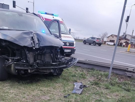 Dostawczakiem w sygnalizację, za kierownicą ciechanowianin