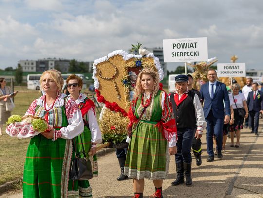 Korowód dożynkowy i wieńce podczas Dożynek Wojewódzkich 2025 w Płońsku