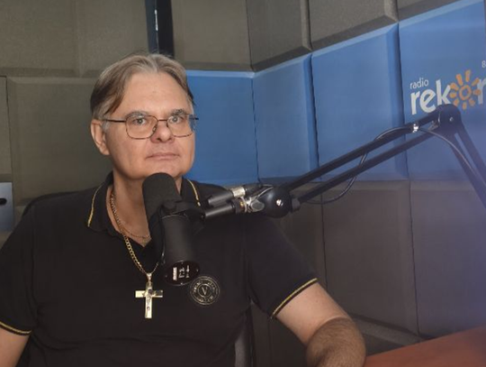 Dr Tomasz Poboży: Endoproteza to nie wyrok, a szansa na nowe życie Dr n. med. Tomasz Poboży w studiu radiowym