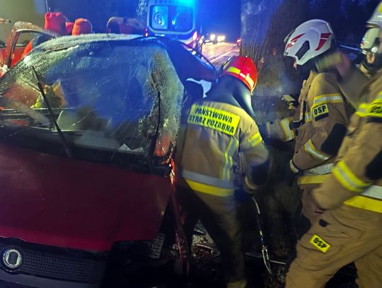 Strażacy wycinają karoserię, by wydobyć kierowcę
