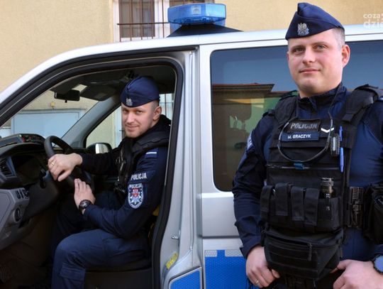 Dramatyczna interwencja na wiadukcie. Policjanci uratowali życie młodego mężczyzny