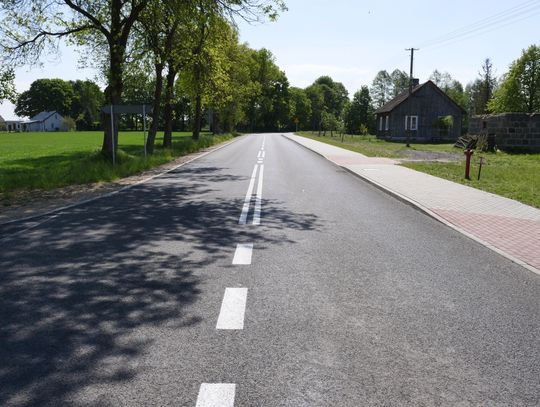 Nowy, asfaltowy odcinek drogi powiatowej między miejscowościami Nowe Brzozowo i Dzierzgowo.