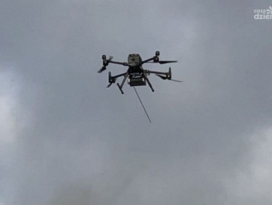 Dron już rozdaje mandaty w Ciechanowie. "Trujesz siebie i sąsiadów"