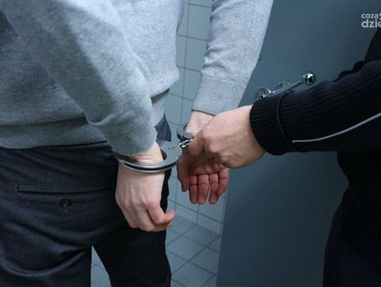 Dwóch mężczyzn podejrzanych o kradzież z włamaniem zatrzymanych przez policję z Makowa Mazowieckiego
