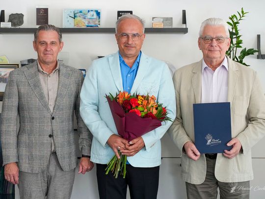 Dyrektorzy trzech szkół w Ciechanowie otrzymali nagrody jubileuszowe