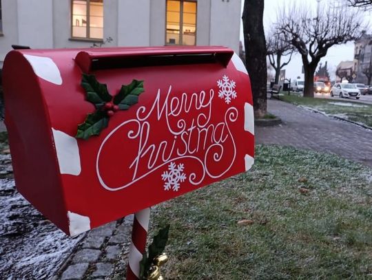 Dzieci z Mławy listy do Mikołaja mogą wrzucać do skrzynki przy ratuszu Dzieci z Mławy listy do Mikołaja mogą wrzucać do skrzynki przy ratuszu