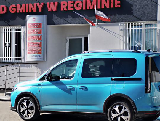 Samochó przed UG w Regiminie