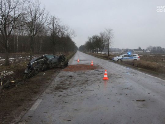 Fatalny wypadek na prostej drodze. Zjechał na pobocze, uderzył w betonowy przepust i kolejno w trzy drzewa