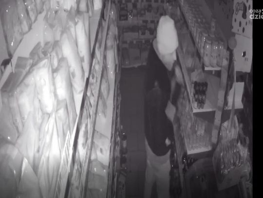 [Film] Włamanie do sklepu spożywczego w Mławie. Policja apeluje o pomoc w identyfikacji sprawcy i zabezpieczenie lokali