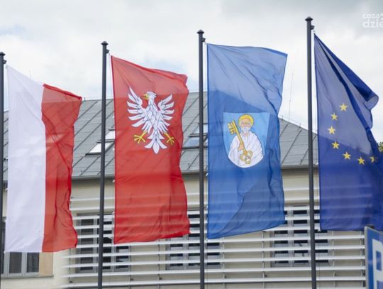 Flaga Mazowsza zawisła przed ciechanowskim ratuszem