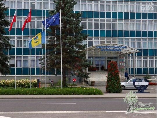 Flaga przed Starostwem Powiatowym w Ciechanowie opuszczona do połowy. Powód?