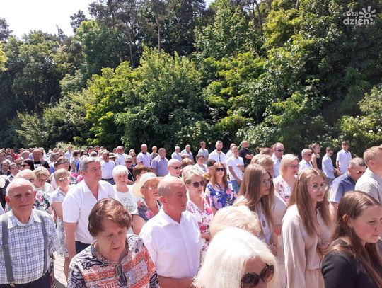 [fotorelacja] Biskup Milewski swoją obecnością uświetnia uroczystość Bożego Ciała w Krasnem i podkreśla znaczenie polskiej tradycji katolickiej