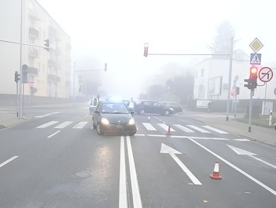 Gęsta mgła i wypadek o poranku. Kobieta potrącona na przejściu w Ciechanowie. Gęsta mgła i wypadek o poranku. Kobieta potrącona na przejściu w Ciechanowie.