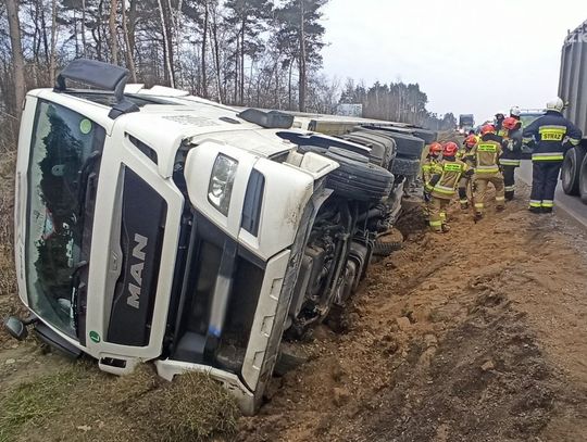 Glinojeck. Tir w rowie, utrudnienia na siódemce