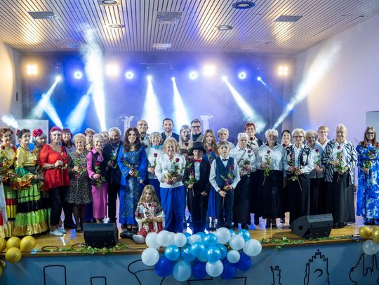 Grecka Zorba i recital Gęsickiego. Seniorzy i młodzież bawili się razem na VII Senioraliach. Uczestnicy VII senioraliów na scenie