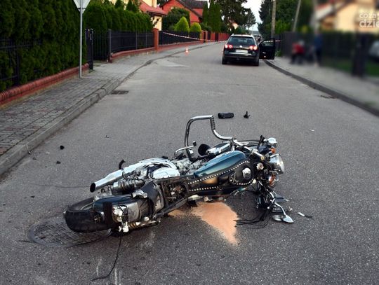 Groźna kraksa w Strzegowie. Motocyklista trafił do szpitala