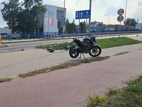 Groźne zderzenie hulajnogi z motorowerem w Ciechanowie. 20-latek trafił do szpitala