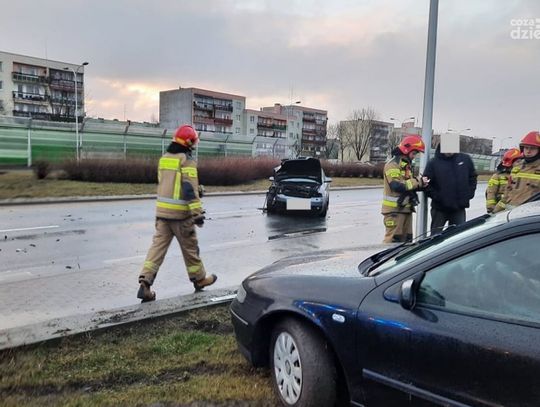 Groźnie na Armii Krajowej, pijany kierowca spowodował wypadek przed przejściem dla pieszych