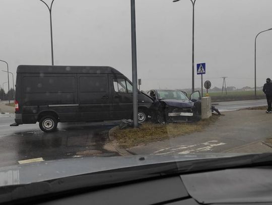 Groźnie na pętli miejskiej, osobówka zderzyła się z busem