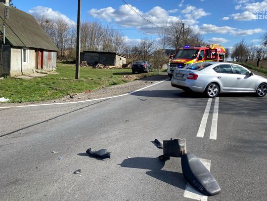 Groźny wypadek na W615 Mława-Ciechanów: Motorowerzysta wjechał pod Mercedesa. Dwie osoby w szpitalu