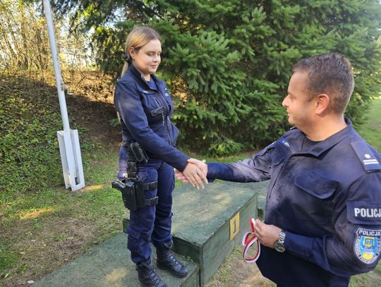 Policjantka odbiera medal za celne strzelanie