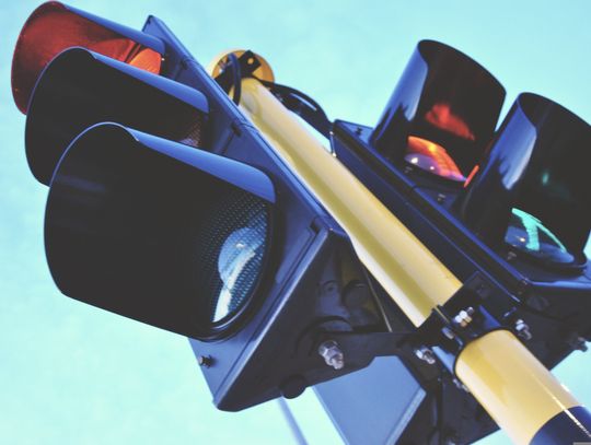 Impreza się skończyła, więc... ukradli akumulatory z sygnalizacji świetlnej. Sygnalizator świetlny