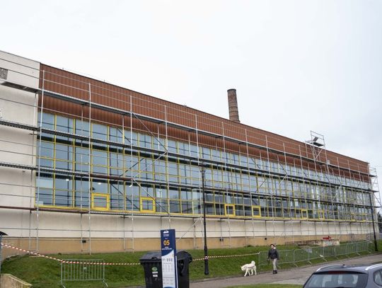 Inwestycja za ponad 600 tys. złotych. Ruszył remont dachu ciechanowskiej pływalni Budynek krytej pływalni w Ciechanowie