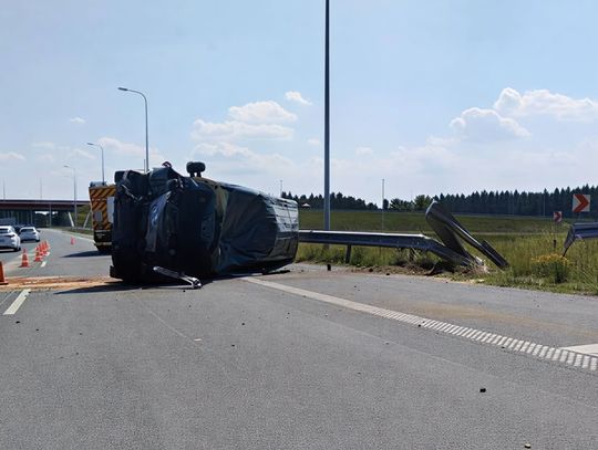 Ciżżarówka przy barierach ochronnych na drodze ekspresowej S7