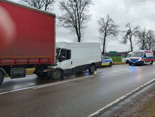Iveco wjechało w mercedesa, są utrudnienia na krajowej 60