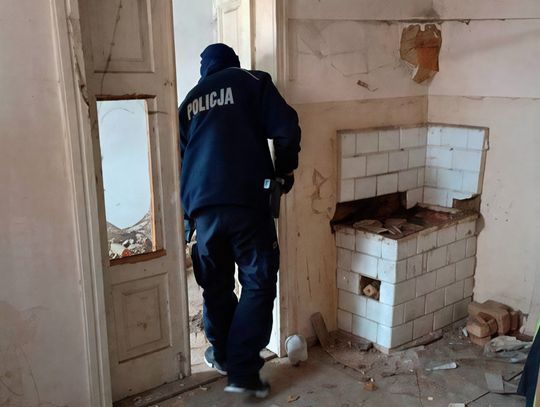 Policjant sprawdza pustostan