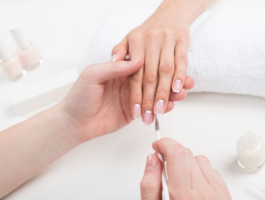 Jak zrobić manicure hybrydowy – o czym warto pamiętać? 