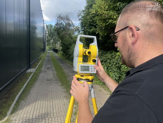 Jaką przewagę mają teodolity elektroniczne nad teodolitami optycznymi?