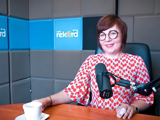 Dyrektor MCKSiR w Raciążu podczas rozmowy w radiowym studiu