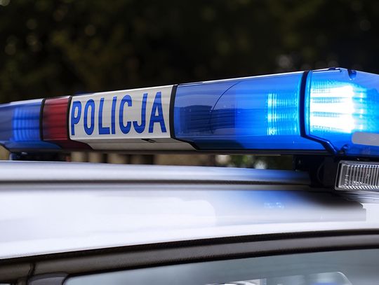 Jechał bez świateł, był pijany i nie miał prawa jazdy. Nocny "kurs" 25-latka zakończyli policjanci. Policyjne sygnały świetlne na radiowozie