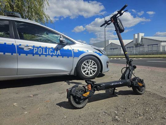 Policja podczas interwencji w Ciechanowie. W tle ulica i chodnik.