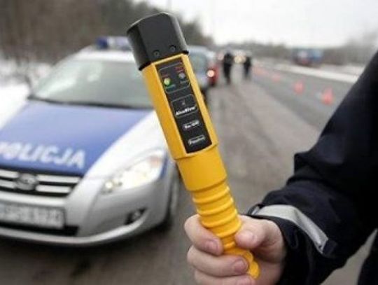 Jeden kierowca z zakazem, drugi bez uprawnień, obaj na podwójnym gazie. Płońska drogówka miała pracowitą sobotę