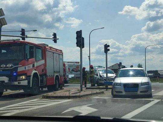 Jedna osoba trafiła do szpitala. Auta zderzyły się we Władysławowie pod Ciechanowem.