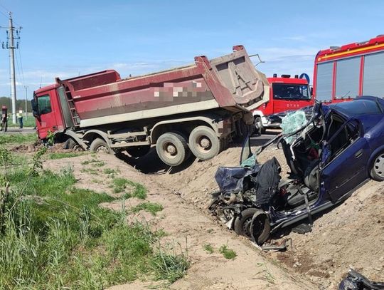 Jedna osoba zginęła na miejscu, druga walczy o życie w szpitalu. Znamy szczegóły wczorajszego  wypadku w Kondrajcu Szlacheckim.