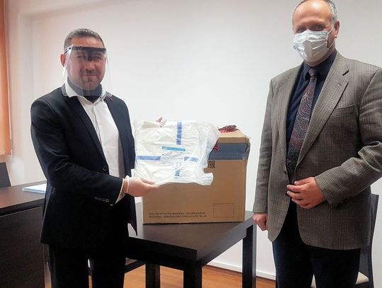 Karniewo przekazało kombinezony ochronne dla szpitala w Makowie Mazowieckim