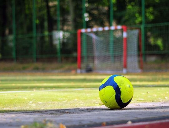 Kibice byli agresywni, a na trybunach pojawiła się pirotechnika. Policja użyła gazu, a klub wydał oświadczenie