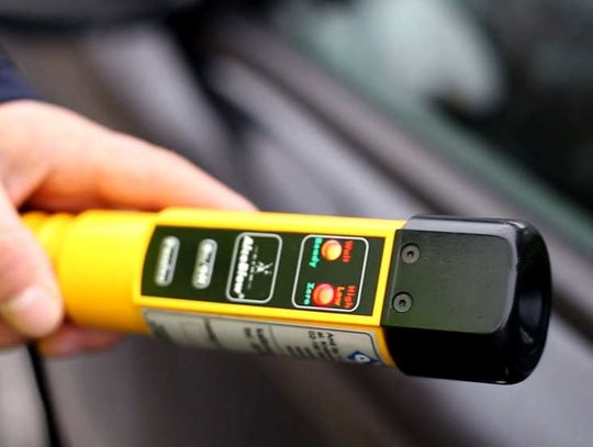 Policjant z alkomatem